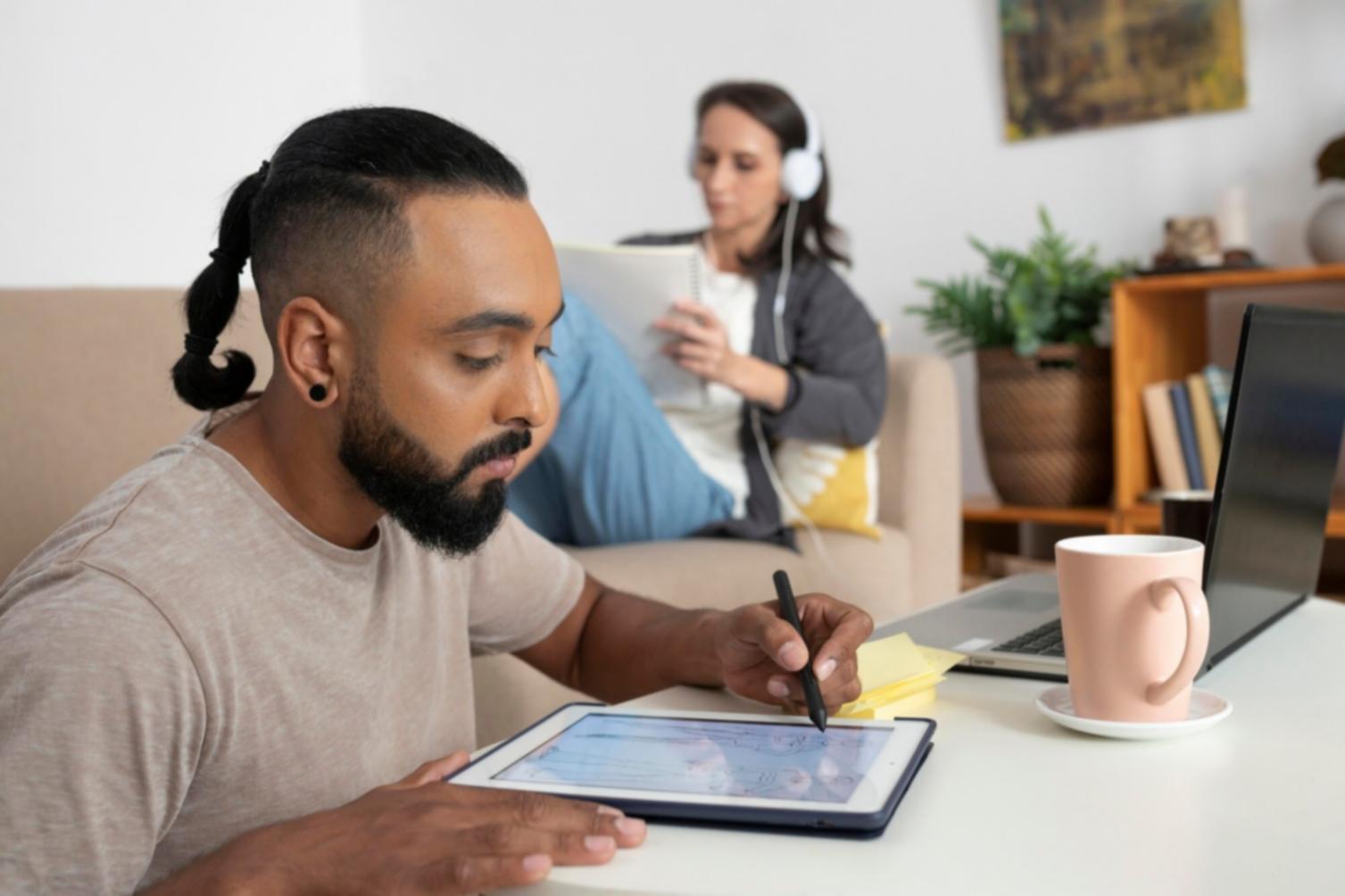 Optimal eingerichteter Heimarbeitsplatz mit ergonomischer Ausstattung